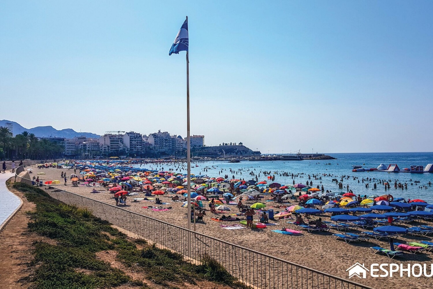 Ponad 600 niebieskich flag będzie powiewać na hiszpańskich plażach do 2022 r.